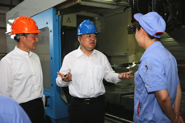 郝鹏与ca88官方唯一网站集团一线生产职员深入交流